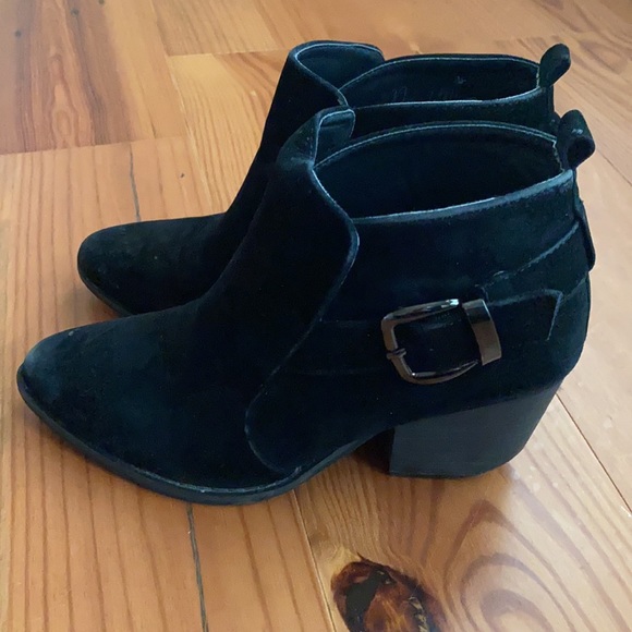 Women’s black booties in size 6.5. - Picture 2 of 4